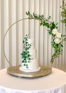 Iced Wedding Cake with small daisy decoration and sugar ivy by Iced Innovations