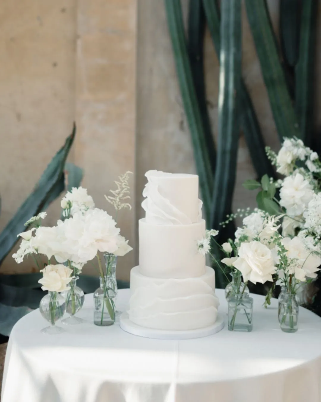 IcedInnovations_WebsiteGallery_ModernWhiteSyonPark_WeddingCake