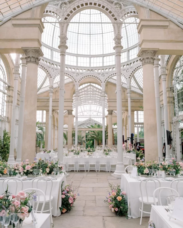 Floral Friday
And a throwback to this absolutely stunning late summer wedding at one of my favourite London venues with an abundance of the most beautiful flowers in the softest of colours. 
The couple chose a stylish, elegant 3 tier cake with soft peach hand crafted sugar roses and peonies with hand piped floral embellishments along with a display of piped floral cupcakes to complete their wedding cake table styling. 
If you can imagine your cake looking like this too, I’d love to chat. 
Venue @syonparkevents .
Planner @houseofthreelondon .
Photographer @lucy_davenport 
Bride @momentsbyadah .
Florals @tiger.by.the.tail .
.
.
.
#surreycakes #weddingcakeSurrey #weddingcakelondon #syonhousewedding #floralweddingcake #sugarflowerweddingcake
#elegantweddingcake