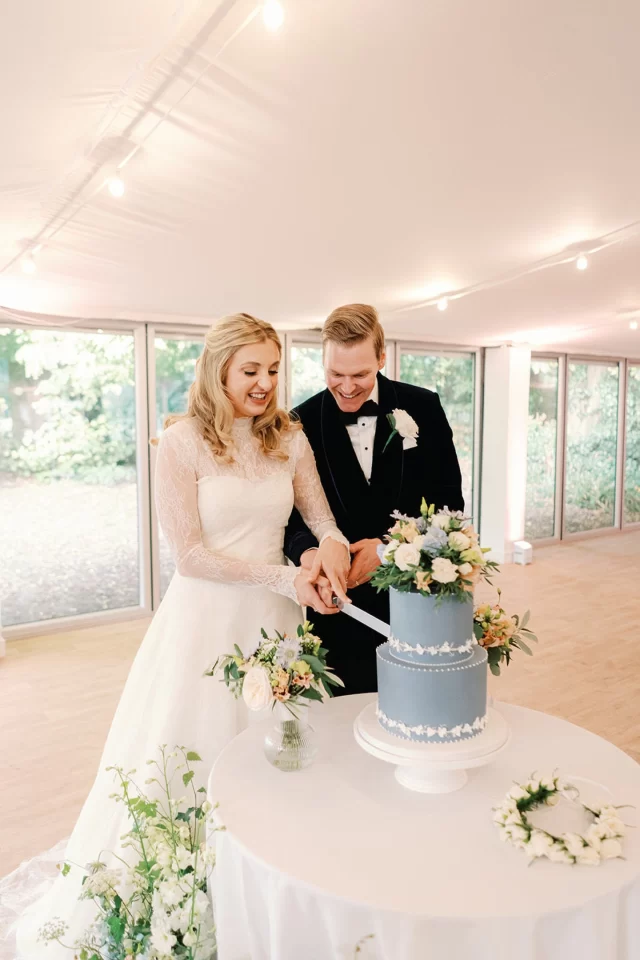 Reflecting back to Whitney and Andrew’s beautiful August wedding last year at Chiswick House, capturing all things quintessentially English, including their 2 tier Wedgewood blue inspired wedding cake. All perfectly curated by Andri and photographed by Jessica.
Photography @jessicalilyphotography Video @shotbylouis_ Wedding Coordinator  @alwaysandriweddings 
Hair & Makeup @chloeghbridal 
Venue @chiswickhouseweddings 
Catering @createfood 
Florist @lavendergreenflowers 
Stationery @sophiemantell.illustration Cake Designer @icedinnovations 
Lounge Furniture & bar @houseoffurncollection 
Twilight Tree @twilighttrees 
String Quartet @london_event_productions 
DJ Elliot @prelude_entertainment 
Couple @blonde_atlas & @andwhalley
#royalicedcake  #laceweddingcake  #luxuryweddingcake  #surreycakes  #edibleart #chiswickhousewedding #weddingcakesurrey #weddingcakelondon #wedgewoodweddingcake #blueweddingcake